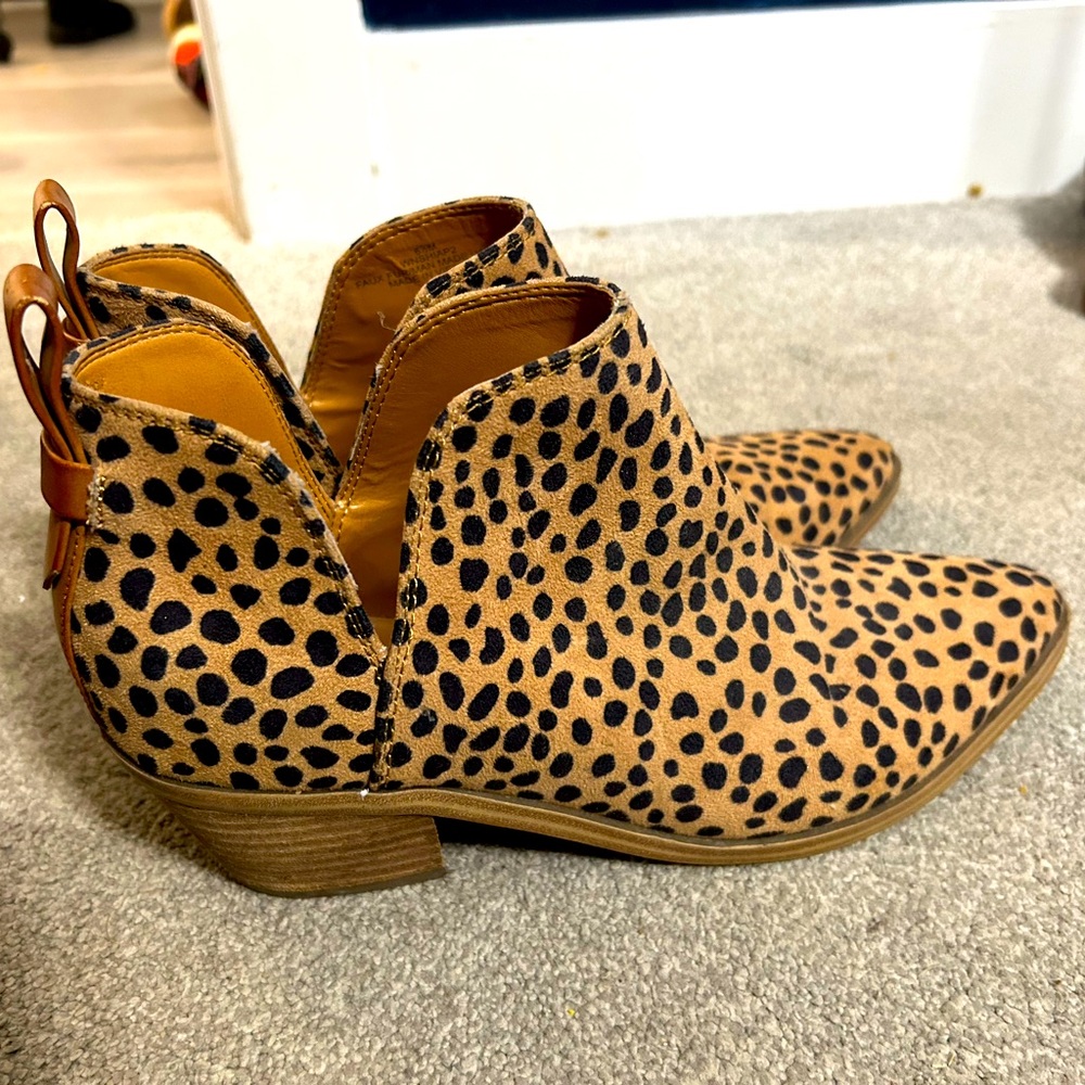 Size 6 1/2 Nine West booties worn once!